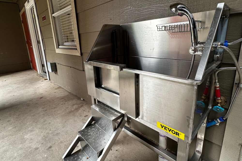 Pet wash station at Villa De Oro in San Antonio, Texas