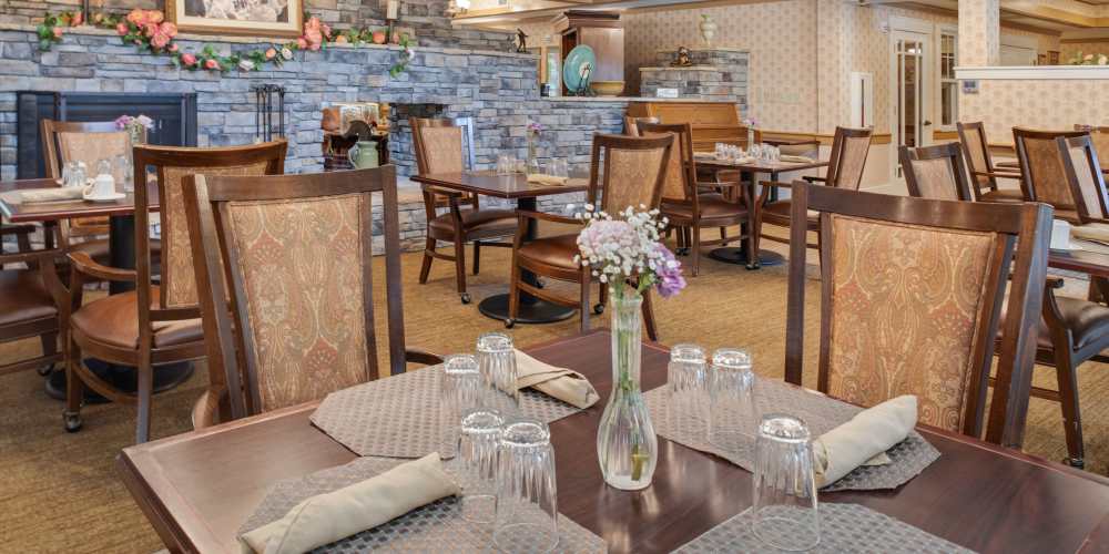 Dining area with carpet flooring at Glenncrest at Webb Gin in Lawrenceville, Georgia