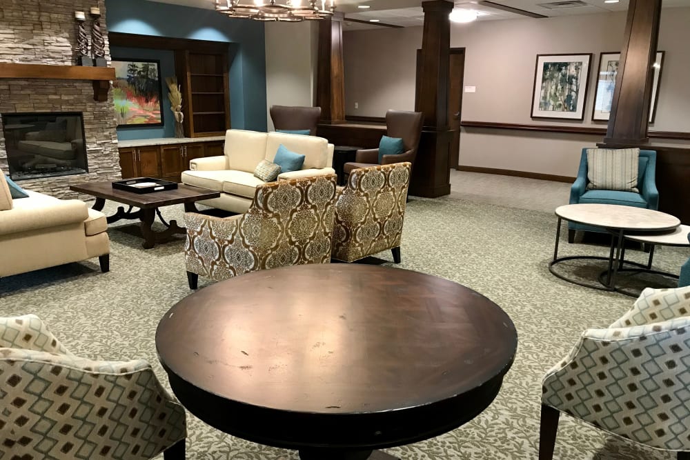 Lounge with lots of chairs at Quail Park at Shannon Ranch in Visalia, California