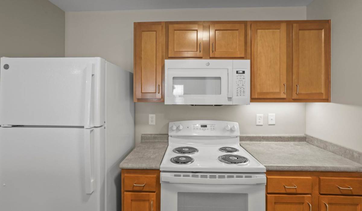 Kitchen with a dishwasher and a microwave at Dunbury Greene in Columbus, Ohio