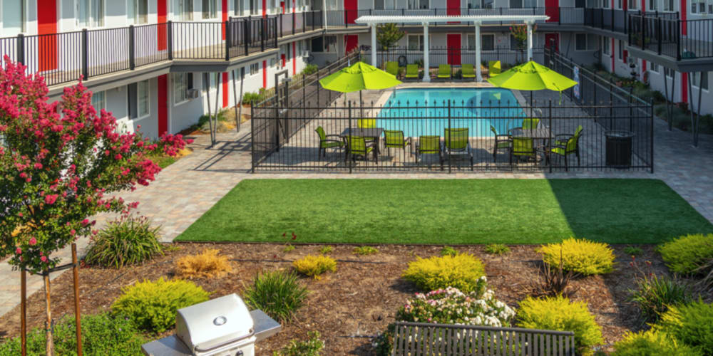 Courtyard with room for dogs to play at Royal Gardens Apartments in Livermore, California
