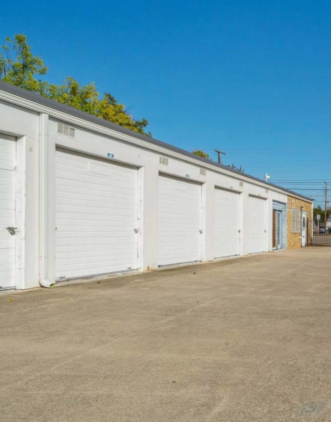 Ground-level storage units in a variety of sizes at StoreLine Self Storage in Wichita Falls, Texas