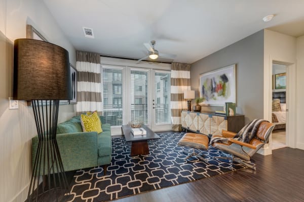 Apartment features at Berkshire Auburn in Dallas, Texas