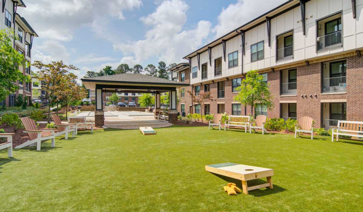 A grassy courtyard at The Edison Sugarloaf in Lawrenceville, Georgia