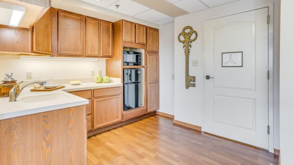 Spacious apartment kitchen with hardwood floors and major appliances at Oxford Vista Wichita in Wichita, Kansas