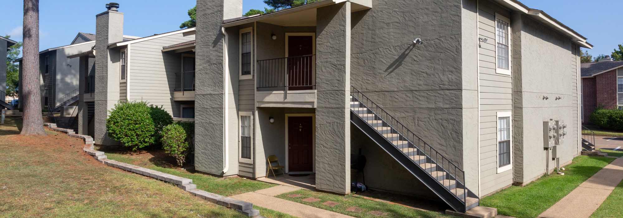 An apartment surrounded by green lawn at Southwood Village in Shreveport, Louisiana