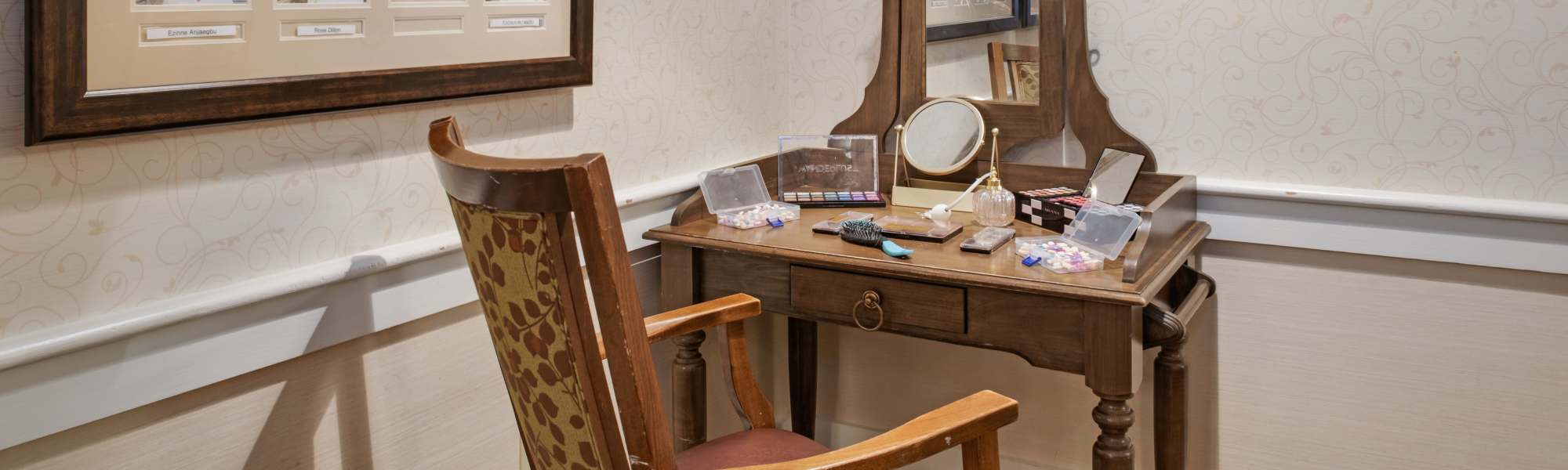 Wooden table with mirror at Glenncrest at Buckhead in Atlanta, Georgia