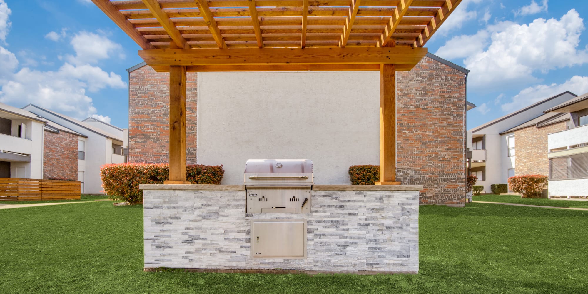 Outdoor amenities at Holbrook Apartment Homes in Dallas, Texas