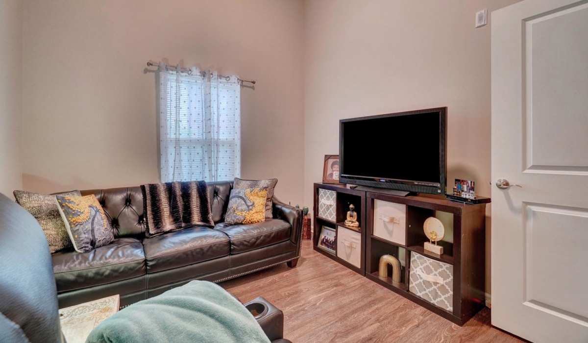 Living room at Holley Pointe in Portsmouth, Virginia