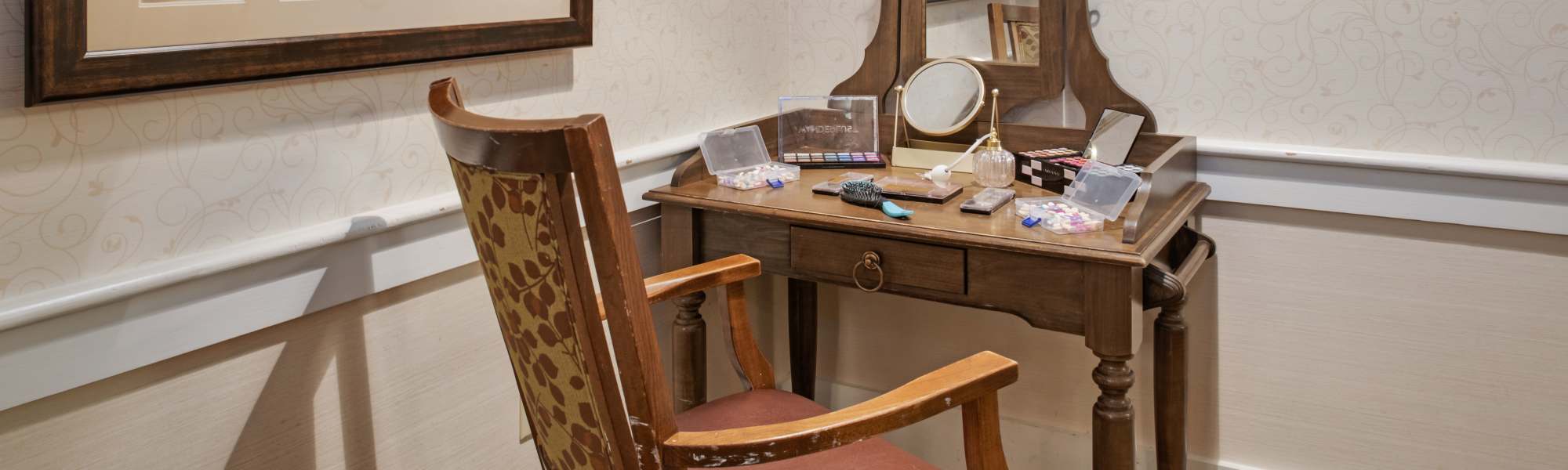 Wooden table with mirror at Glenncrest at Buckhead in Atlanta, Georgia