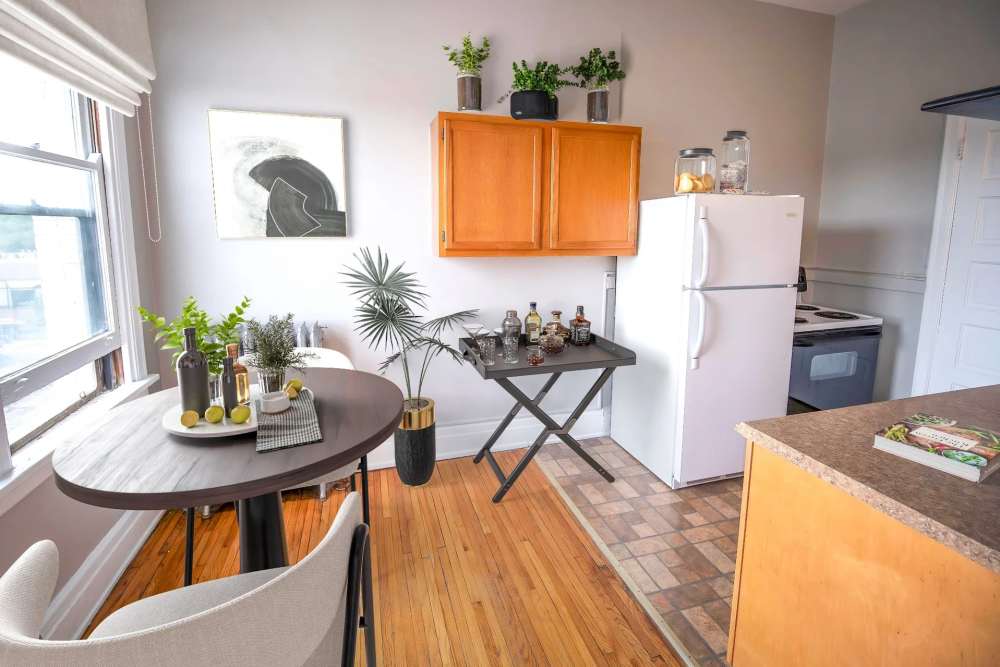 Dining room with close access to fully-equipped kitchen at À L'aise Hyde Park in Cincinnati, Ohio