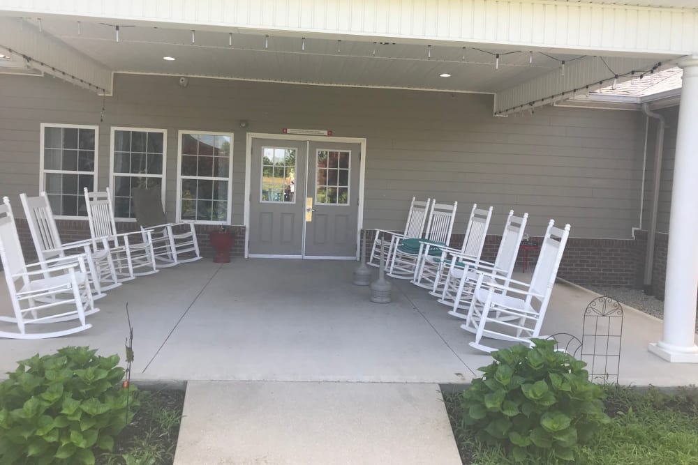 Covered resident porch at Arcadian Cove in Richmond, Kentucky