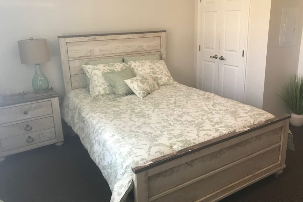 Resident bedroom at Arcadian Cove in Richmond, Kentucky.
