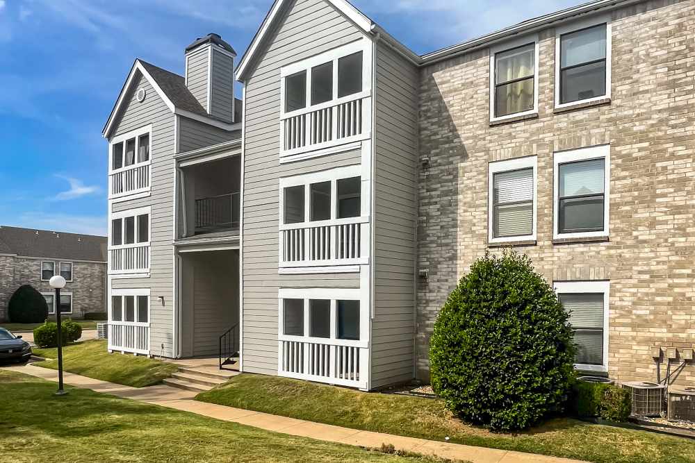 Apartment exterior view at Savannah Square & Savannah Harbor in Norman, Oklahoma