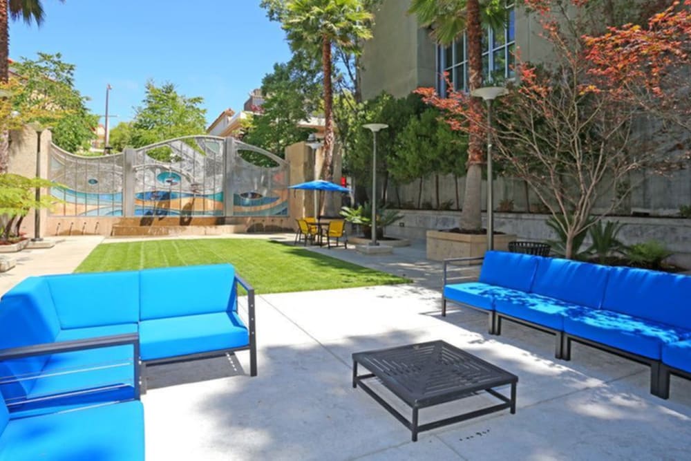 Outdoor courtyard seating at K Street Flats Apartment Homes in Berkeley, California