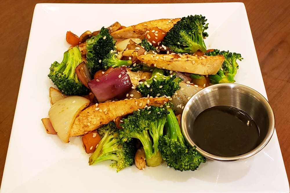 Chicken stir fry at Lakeland Senior Living in Eagle Point, Oregon