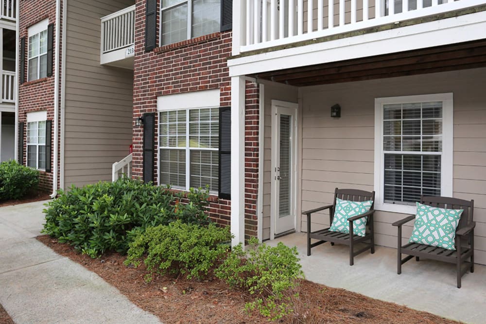Building exterior with private patio at Castlegate Collier Hills in Atlanta, Georgia