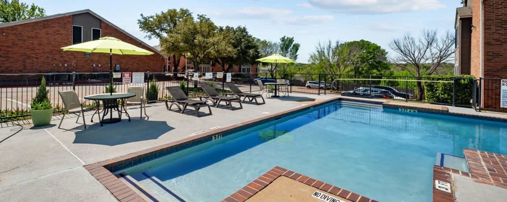 Apartments at Parkwood Square in Arlington, Texas