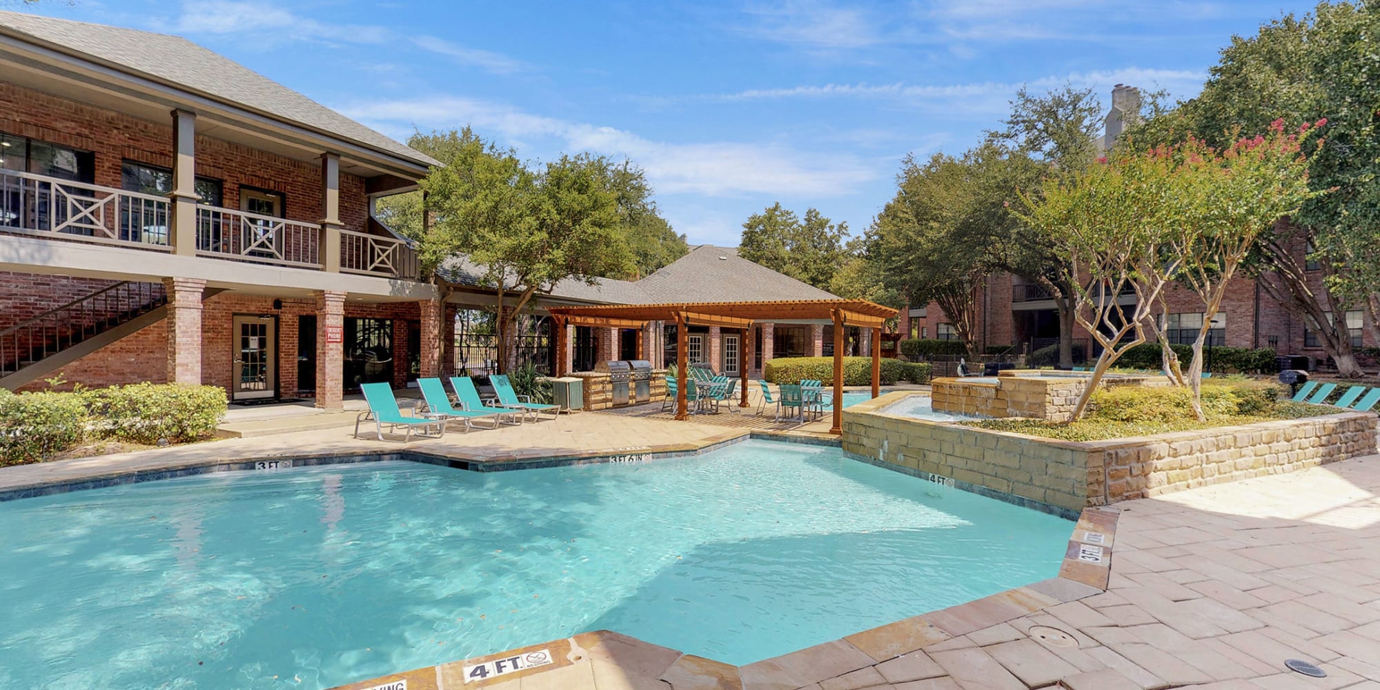 Apartments at Oaks Hackberry Creek in Las Colinas, Texas