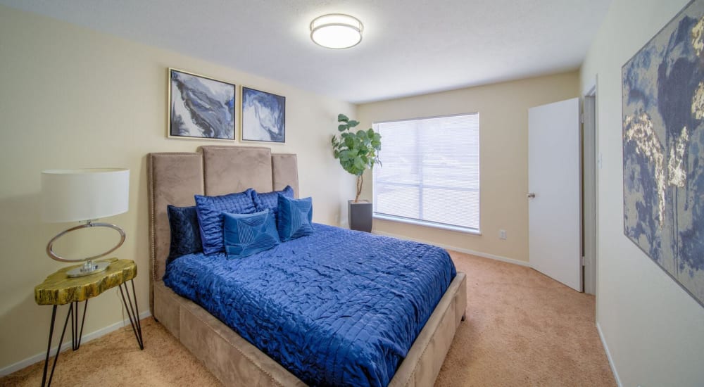 Master bedroom in an apartment at Villas del Tesoro in Dallas, Texas