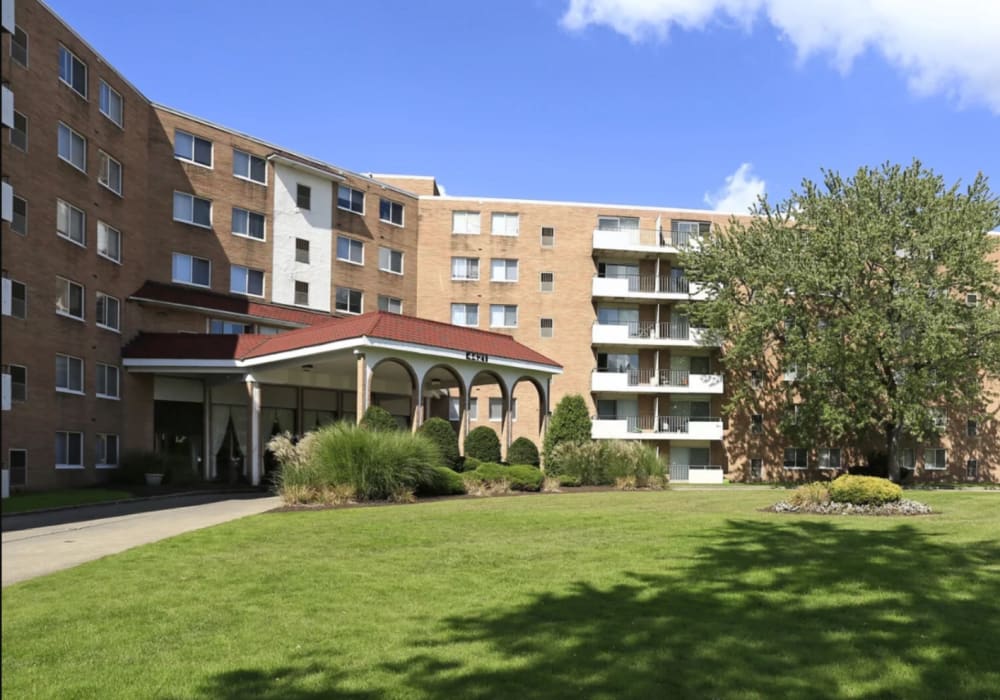 Exterior building at Granada Gardens Apartments in Warrensville Heights, Ohio