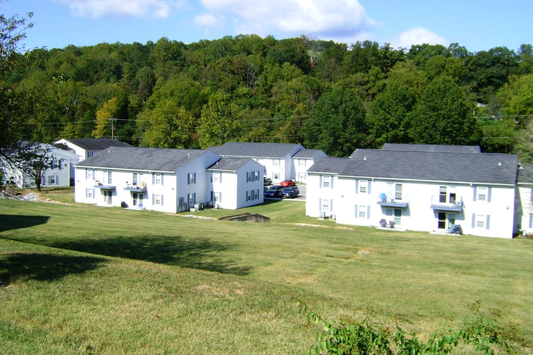 Exterior of apartment buildings at Willow Run in Clinton, Tennessee