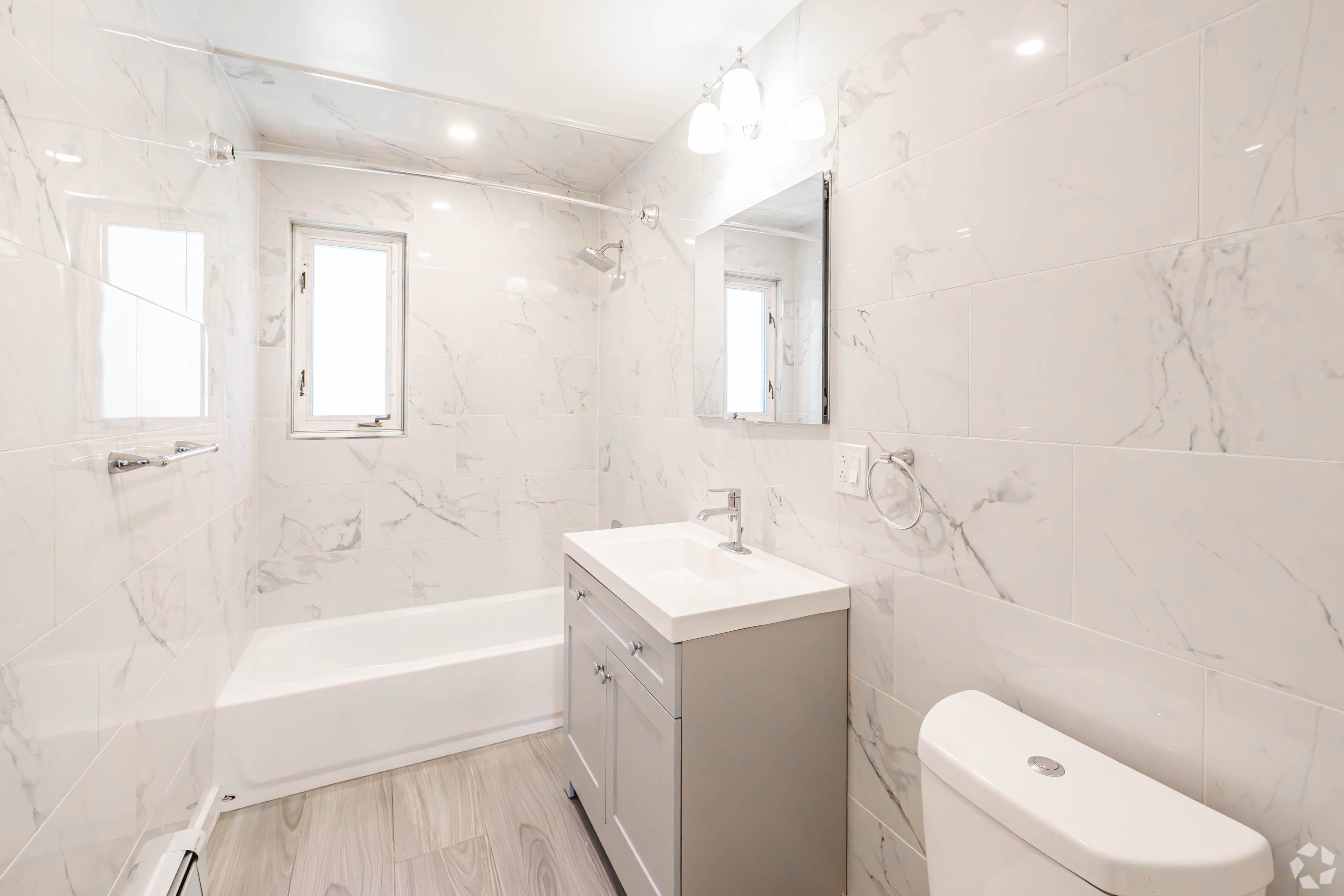 1BR, 1BA - 895 Sq Ft (Bathroom)