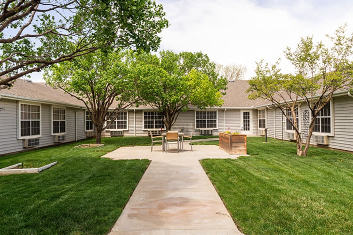 Courtyar and patio at Plum Creek Place in Amarillo, Texas