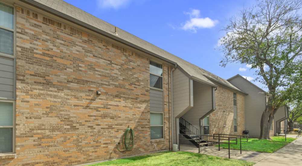 Exterior shot of apartments at Cleburne Plaza in Cleburne, Texas