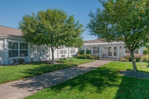 Manicured lawn with trees and walking paths at Randall Residence of Troy in Troy, Ohio
