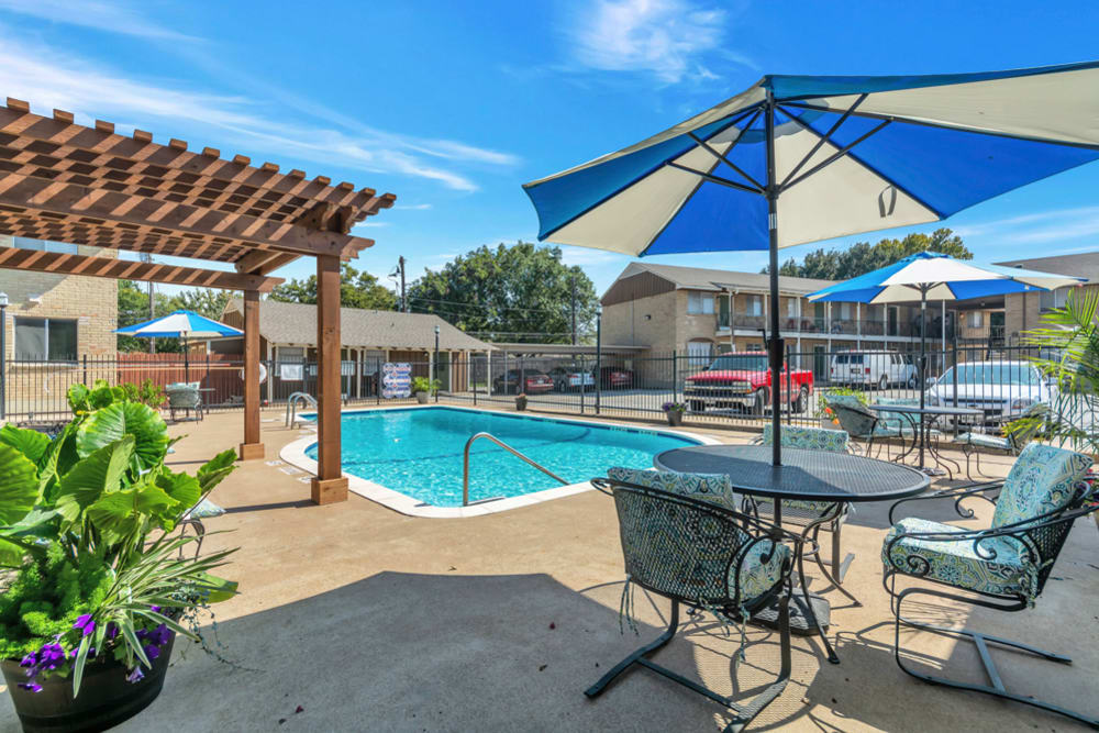 Resident pool deck and seating at Franciscan Apartments in Garland, Texas