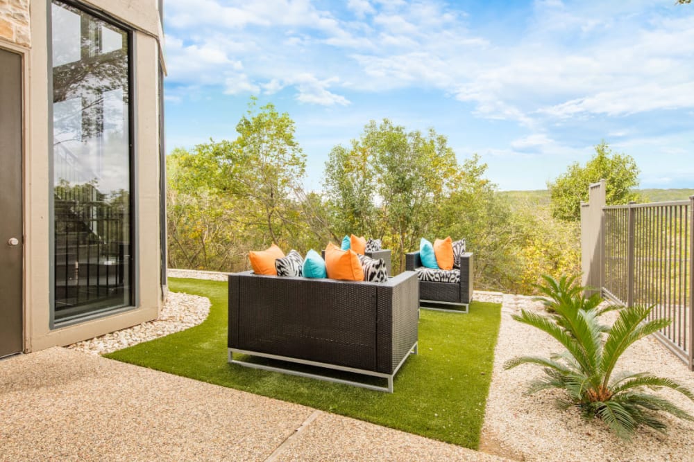 Outdoor poolside lounge at Marquis at Treetops in Austin, Texas