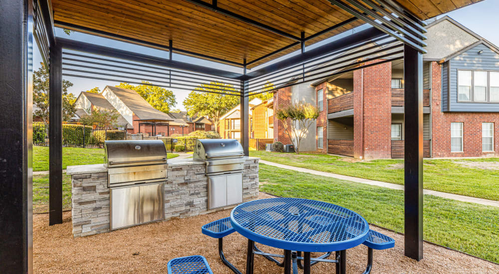 Community barbeques and picnic area at The Bradford on the Park in Bedford, Texas