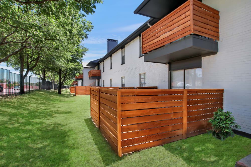 Luscious landscaping at Lockhart Apartment Homes in Mesquite, Texas