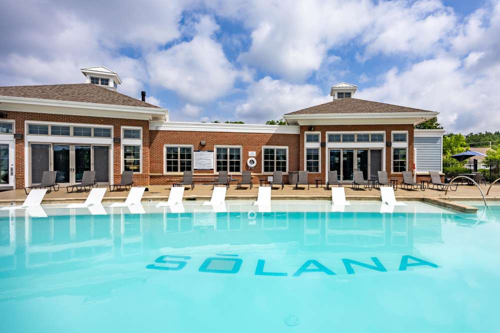 Large resort-style pool Solana at the Crossing in Indianapolis, Indiana