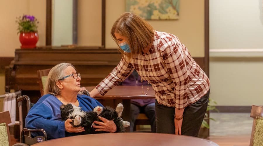 Resident talking with the community director at Cascade Park Gardens Memory Care in Tacoma, Washington