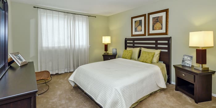 Sherwood Crossing Apartments & Townhomes offers a beautiful bedroom in Philadelphia, Pennsylvania