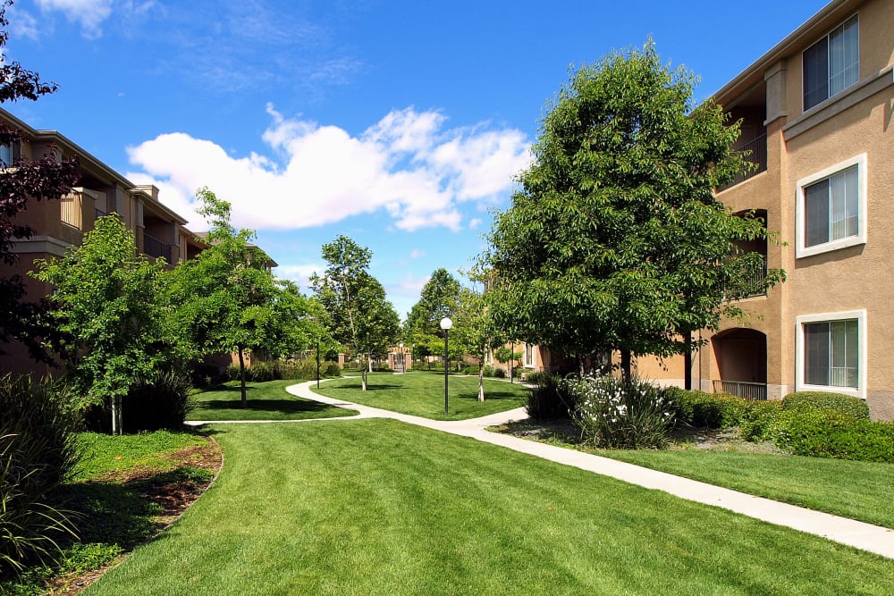Beautiful landscaped location at Cross Pointe Apartment Homes in Antioch, California
