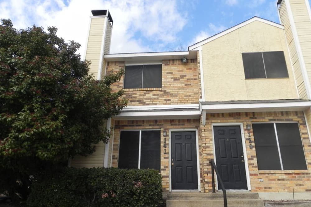 Front view of the apartments at Highland Oaks in Duncanville, Texas