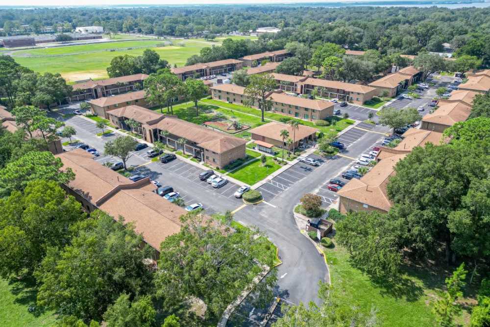 Eye view of community apartments at Caroline Arms in Jacksonville, Florida
