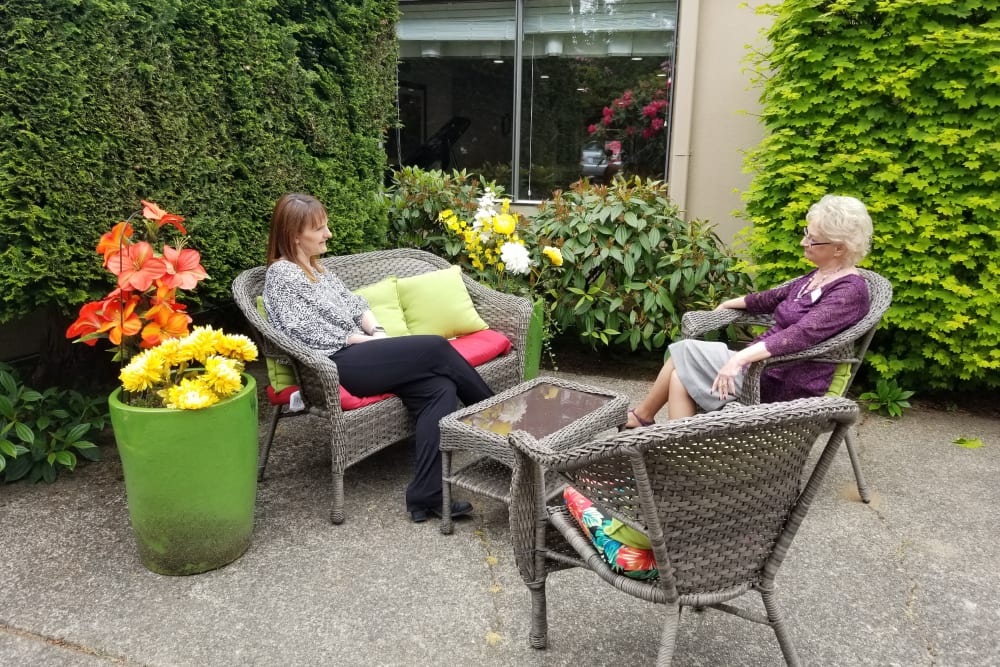 Residents enjoying nice weather on the outdoor patio at Shorewood Senior Living in Florence, Oregon