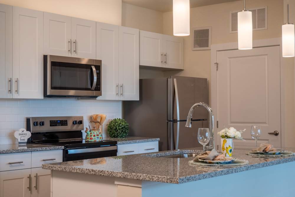 Large Kitchens for Hosting in Del Valle