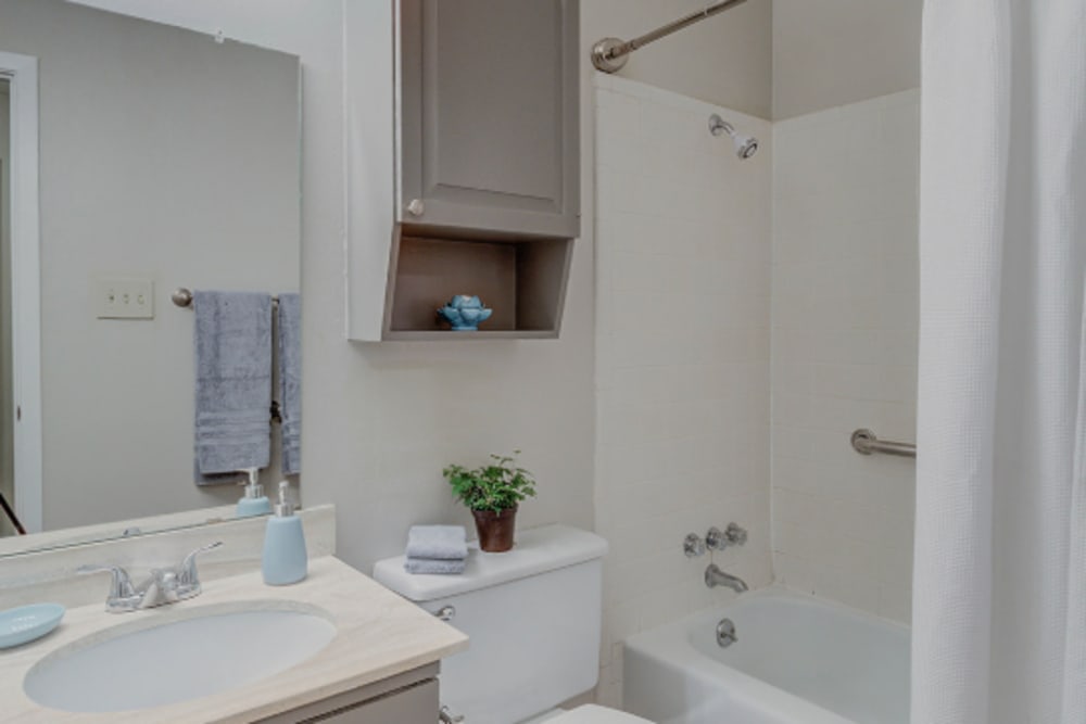 A decorated apartment bathroom at Towne Oaks in Shreveport, Louisiana