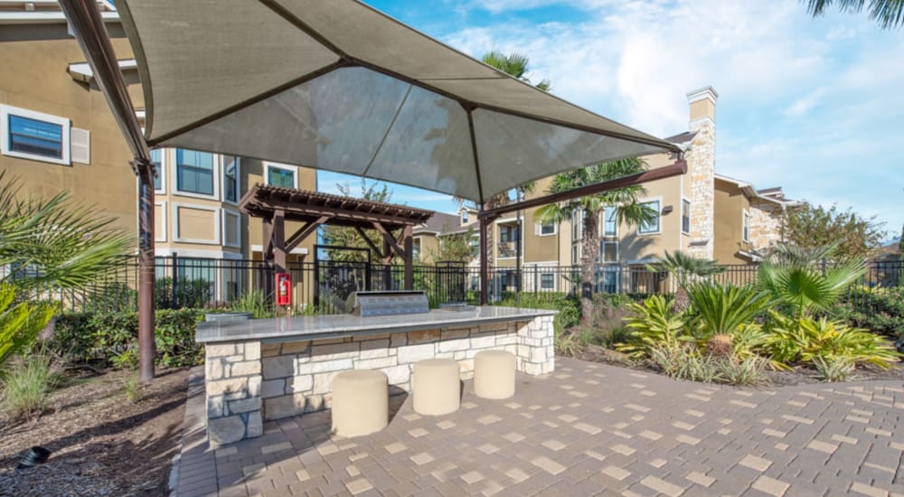 Outdoor barbeque area at Avenues at Tuscan Lakes in League City, Texas