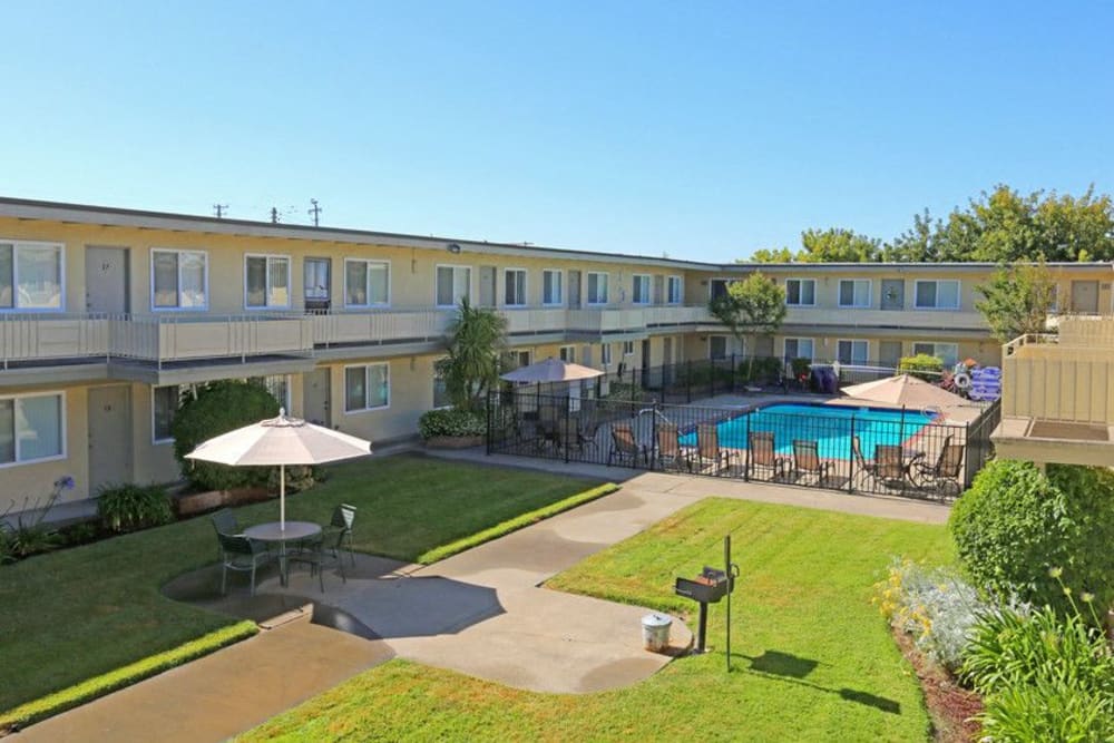 Courtyard at Bon Aire Apartment Homes in Castro Valley, California