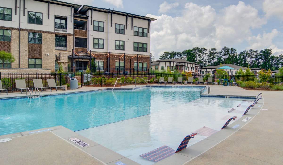 Resort-style pool with tanning ledges at The Edison Sugarloaf in Lawrenceville, Georgia