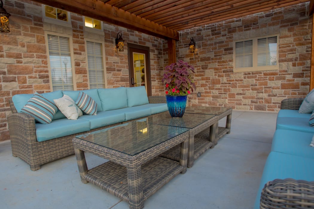 Exterior lounge at Cascata Apartments in Tulsa, Oklahoma