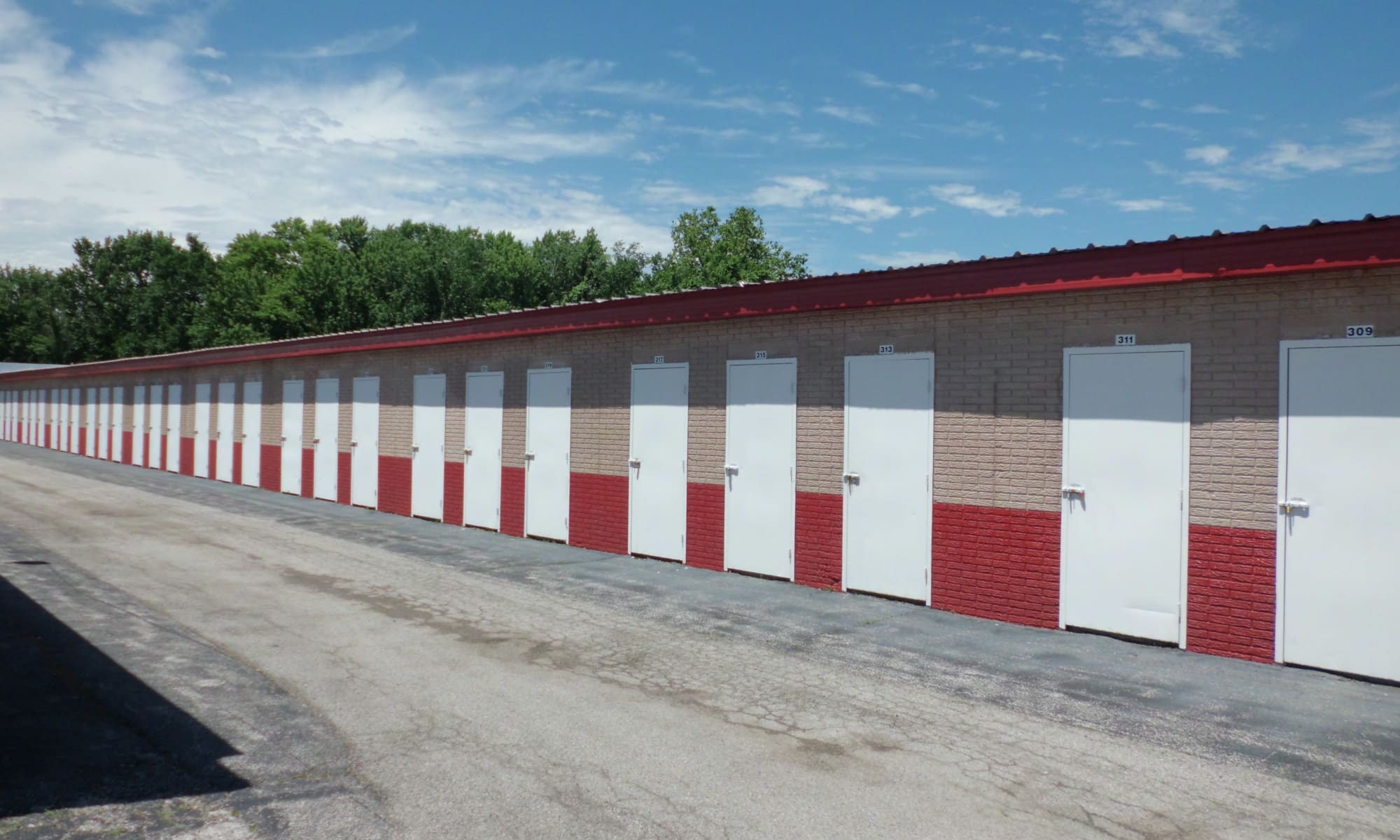 Drive-up units at A Storage Inn - Alton in Alton, IL