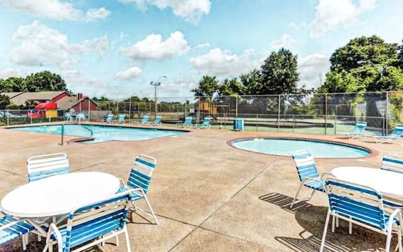 pool and hot tub outside at Avalon at Horn Lake in Horn Lake, Mississippi