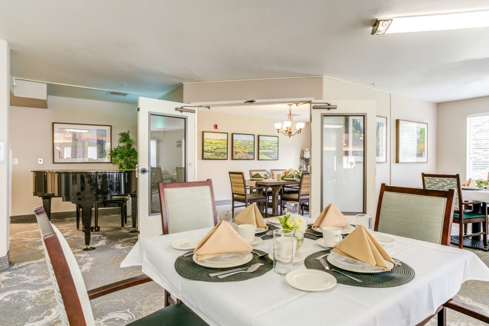 Dining room at Maple Ridge Senior Living in Ashland, Oregon